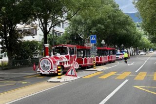 La victime traversait la chaussée sur un passage pour piétons de l'avenue de la Gare, lorsqu'elle a été percutée par le convoi d'un petit train touristique.
